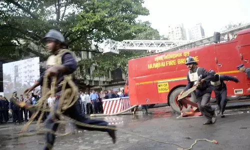 जलती हुई पांच मंजिला इमारत से दो नवजात समेत 33 लोगों को सुरक्षित निकाला जलती हुई पांच मंजिला इमारत से दो नवजात समेत 33 लोगों को सुरक्षित निकाला