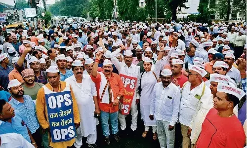 एनपीएस को लेकर जताया आक्रोश, रैली निकालकर मुख्यमंत्री के नाम सौंपा ज्ञापन