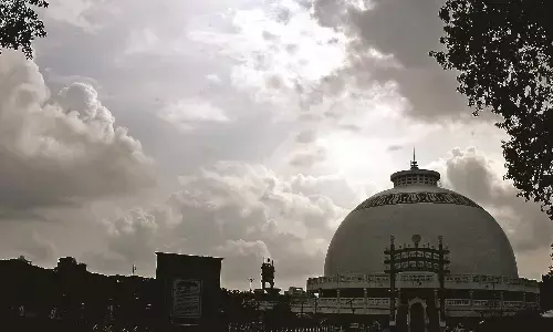 आसमान में छाए बादल, कुछ देर हल्की बूंदा-बांदी