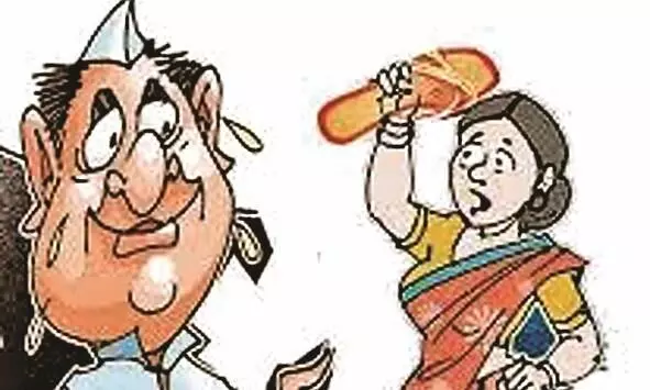 विवाद : नेता के घर में घुसकर महिला ने की पिटाई, सोशल मीडिया पर कसी थी फब्ती विवाद : नेता के घर में घुसकर महिला ने की पिटाई, सोशल मीडिया पर कसी थी फब्ती