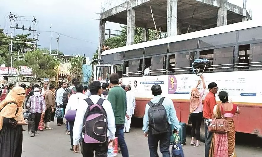 बसों में क्षमता से ज्यादा यात्री, हादसे की आशंका बसों में क्षमता से ज्यादा यात्री, हादसे की आशंका