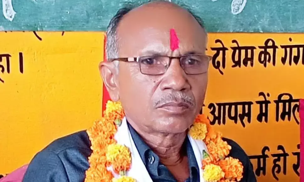 सेवानिवृत्त शिक्षक को दी गई भावभीनी विदाई