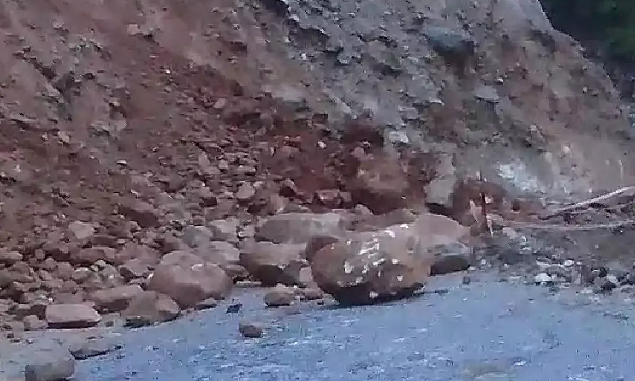 बारिश के चलते कर्णप्रयाग-ऋषिकेश हाईवे पर आया मलबा, हटाने की कोशिश जारी