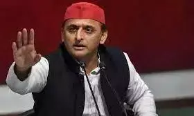 विदेशी नेताओं की मेहमाननवाजी परअखिलेश यादव का तंज-विदेशी मेहमानों को सोने की थाली में छप्पन भोग परोसे, देशवासी पाँच किलो अनाज के भरोसे!