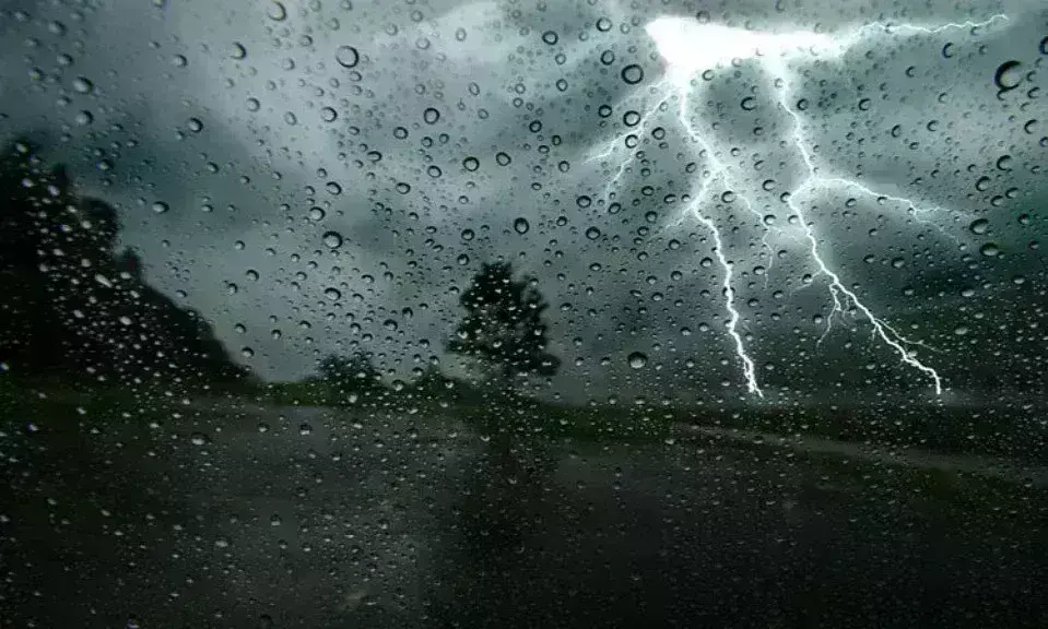 मौसम : चक्रवात का असर अब मध्य प्रदेश की ओर मौसम : चक्रवात का असर अब मध्य प्रदेश की ओर