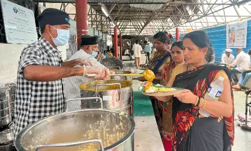 रोजाना 16 हजार मुंबईकरों का पेट भरती है अक्षय चैतन्य की रसोई रोजाना 16 हजार मुंबईकरों का पेट भरती है अक्षय चैतन्य की रसोई