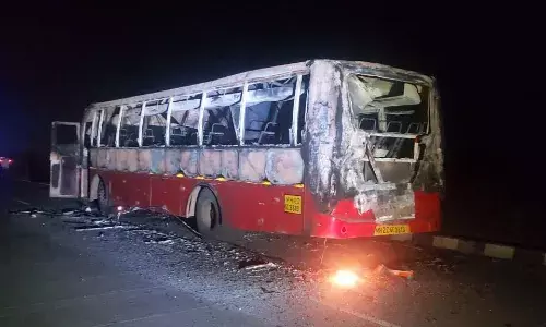 मोटर सायकल पर आये युवको ने बस को लगाईआग,कोई जनहानी नही, हिंगोली-कन्हेरगांव राष्ट्रीय राजमार्ग 161 पर चिंचाला पाटी के पास हुई घटना