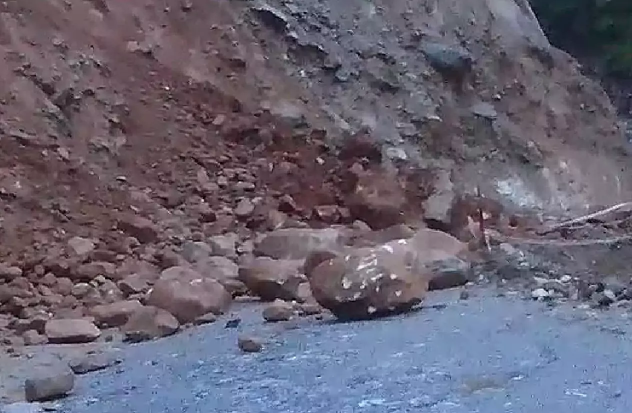 बारिश के चलते कर्णप्रयाग-ऋषिकेश हाईवे पर आया मलबा, हटाने की कोशिश जारी बारिश के चलते कर्णप्रयाग-ऋषिकेश हाईवे पर आया मलबा, हटाने की कोशिश जारी