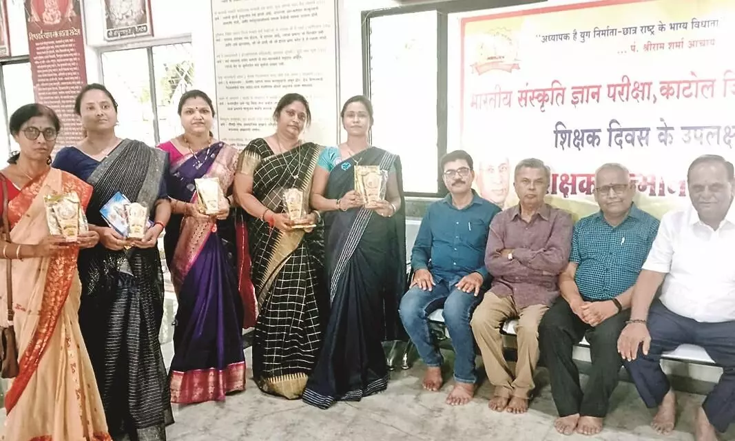 सही मायने में अध्यापक हैं युग निर्माता - जयस्वाल सही मायने में अध्यापक हैं युग निर्माता - जयस्वाल