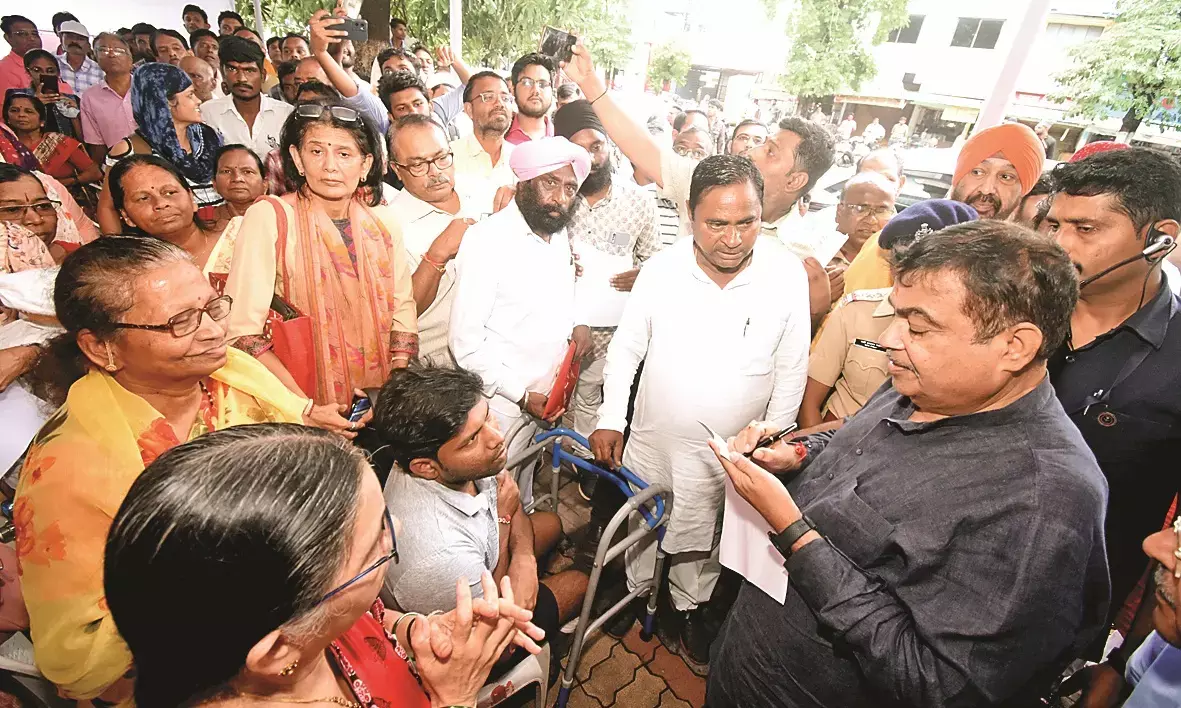नितिन गडकरी के जनसंपर्क कार्यालय में पहुंचे जरूरतमंद