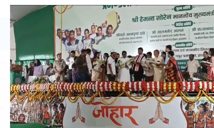 सरकार ने रोजगार मेले में 11,850 युवाओं को सौंपा निजी कंपनियों का ऑफर लेटर
