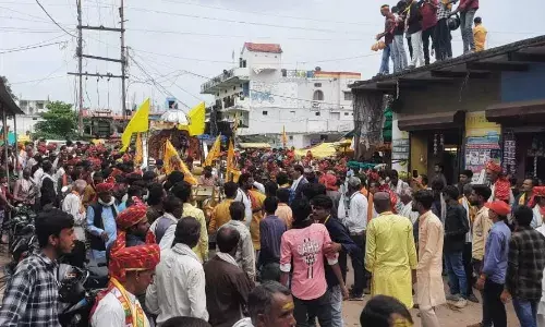 नगर में गाजे-बाजे के साथ निकाली गई श्री कृष्ण बलराम शोभायात्रा