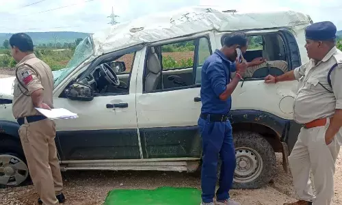 पन्ना-पहाडीखेरा मार्ग नवोदय विद्यालय के समीप चार घंटे के अंतरराल में पलटे दो वाहन