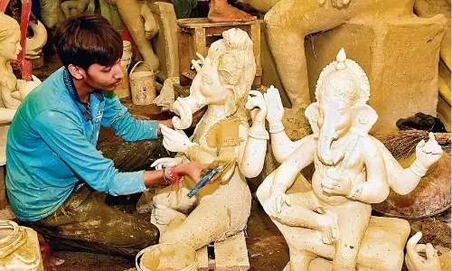 पर्यावरण के लिए फायदेमंद हैं मिट्टी से बनी प्रतिमाएँ, इन्हें ही करें स्थापित पर्यावरण के लिए फायदेमंद हैं मिट्टी से बनी प्रतिमाएँ, इन्हें ही करें स्थापित