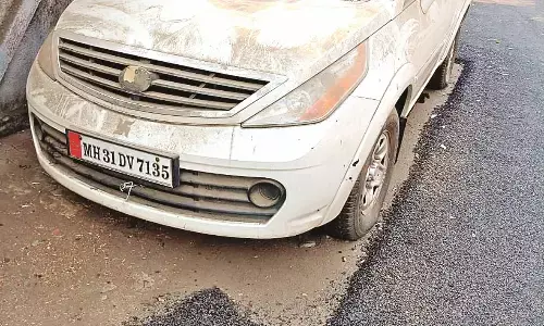 बंद कार से डरी नागपुर मनपा, जगह छोड़ सड़क बनाई बंद कार से डरी नागपुर मनपा, जगह छोड़ सड़क बनाई