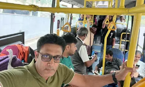 बेंगलुरु बंद का असर: एयरपोर्ट से घर वापस जाने के लिए अनिल कुंबले को पकड़नी पड़ी बस बेंगलुरु बंद का असर: एयरपोर्ट से घर वापस जाने के लिए अनिल कुंबले को पकड़नी पड़ी बस