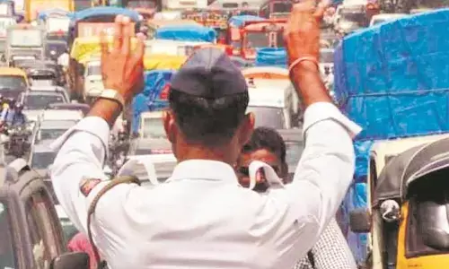 दुर्घटना से बचने यातायात नियमों का पालन जरूरी दुर्घटना से बचने यातायात नियमों का पालन जरूरी