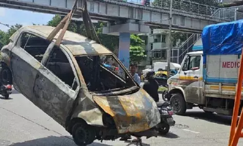 मुंबई में डिवाइडर से टकराने पर कार में आग लगी, 2 युवकों की मौत मुंबई में डिवाइडर से टकराने पर कार में आग लगी, 2 युवकों की मौत