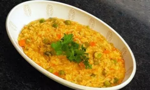 कम मेहनत में खाना चाहते हैं कुछ सिंपल और पौष्टिक तो ट्राई करें मसाला खिचड़ी, जानिए इस टेस्टी डिश की आसान रेसिपी