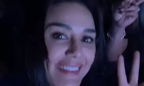 प्रीति जिंटा ने प्रियंका चोपड़ा के साथ जोनास ब्रदर्स कॉन्सर्ट में भाग लिया