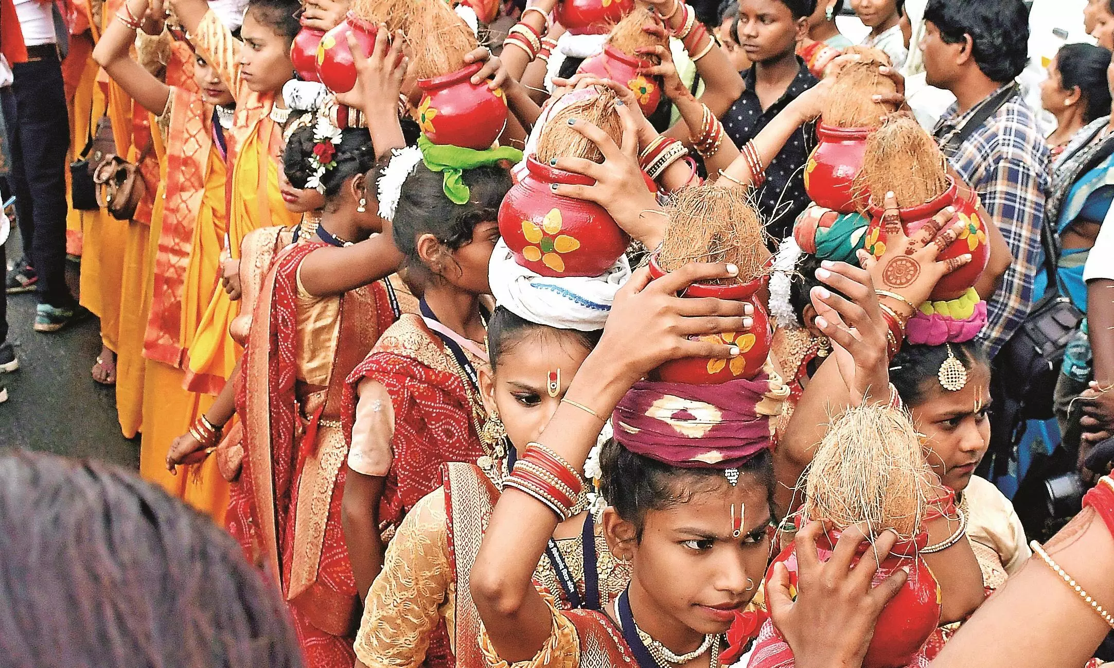 आकर्षक झांकियों के साथ निकली शोभायात्रा आकर्षक झांकियों के साथ निकली शोभायात्रा