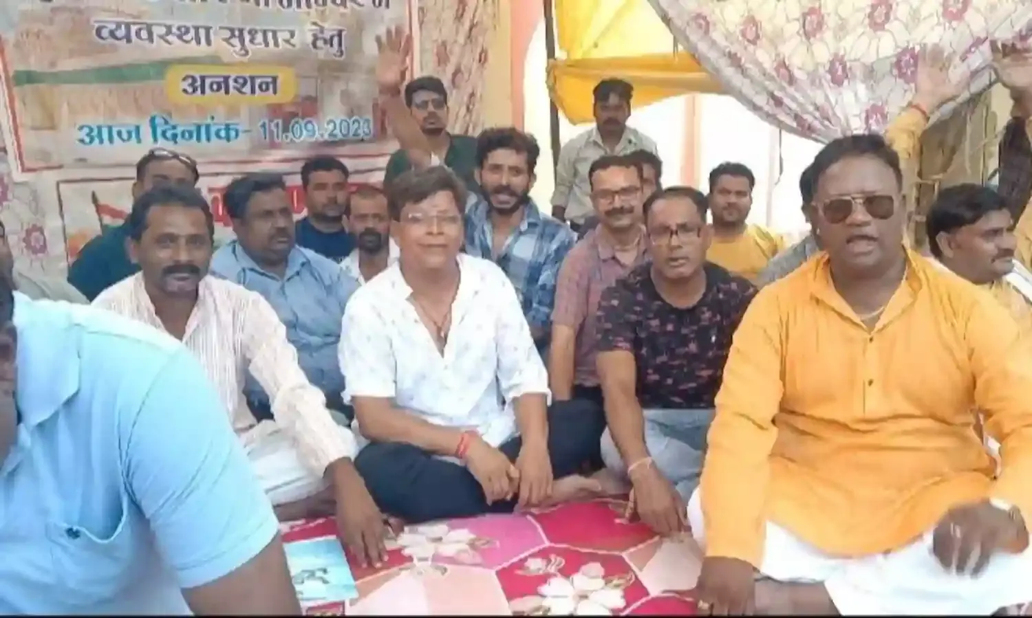 श्री जुगल किशोर मंदिर में व्याप्त अव्यवस्थाओं के विरोध में समाजसेवियों का अनशन प्रारंभ