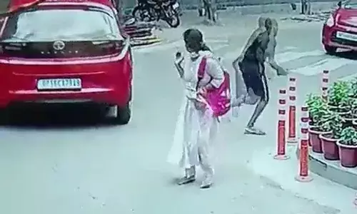 नोएडा में चेन स्नेचिंग का वीडियो आया सामने, 4 सेकंड में चोर गायब