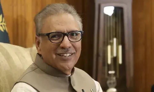 पाक राष्ट्रपति पर पद छोड़ने से पहले चुनाव की तारीखों की घोषणा का दबाव