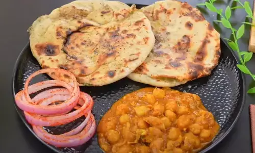 घर में तवे पर बनाएं परफेक्ट अमृतसरी आलू कुलचा, जानिए आसान रेसिपी