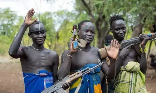 दुनिया की सबसे खतरनाक जनजातियों में शामिल है अफ्रीका की मूर्सी जनजाति, पिशाच के जैसे पीते हैं खून, महिलाओं को आर्कषित करने के लिए अपनाते हैं ये अजीब उपाय