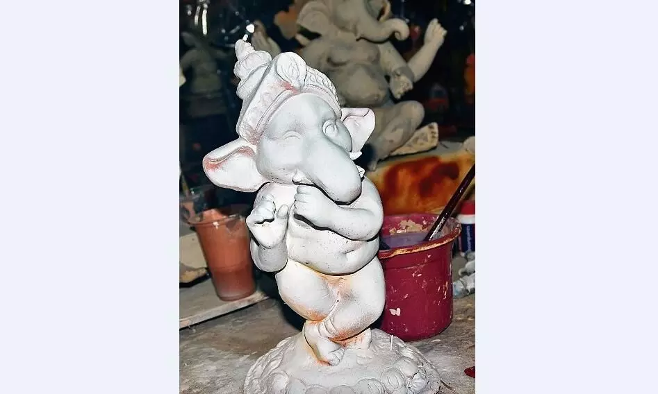 शहर में रखी जाती हैं एक लाख प्रतिमाएँ, 5 करोड़ का कारोबार शहर में रखी जाती हैं एक लाख प्रतिमाएँ, 5 करोड़ का कारोबार