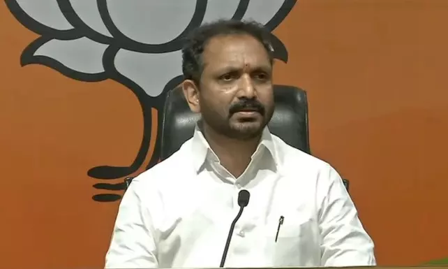 केरल की अदालत ने सख्त रुख अपनाया, सुरेंद्रन और अन्य को पेश होने को कहा केरल की अदालत ने सख्त रुख अपनाया, सुरेंद्रन और अन्य को पेश होने को कहा