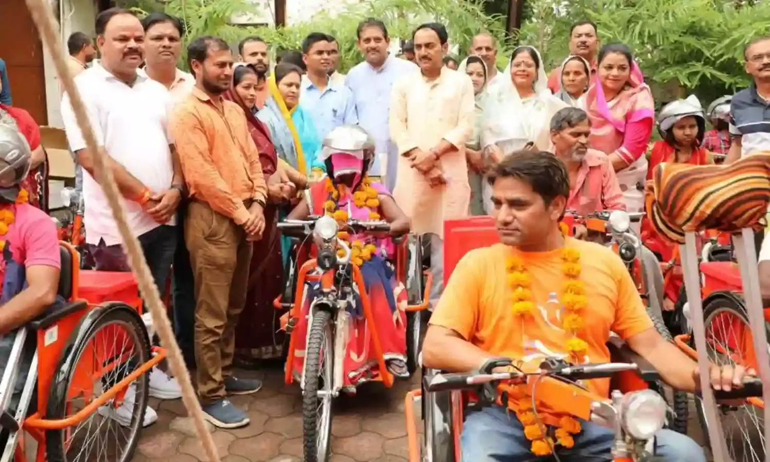 खनिज मंत्री ने दिव्यांगजनों को मोटर ट्रायसाइकिल का किया वितरण