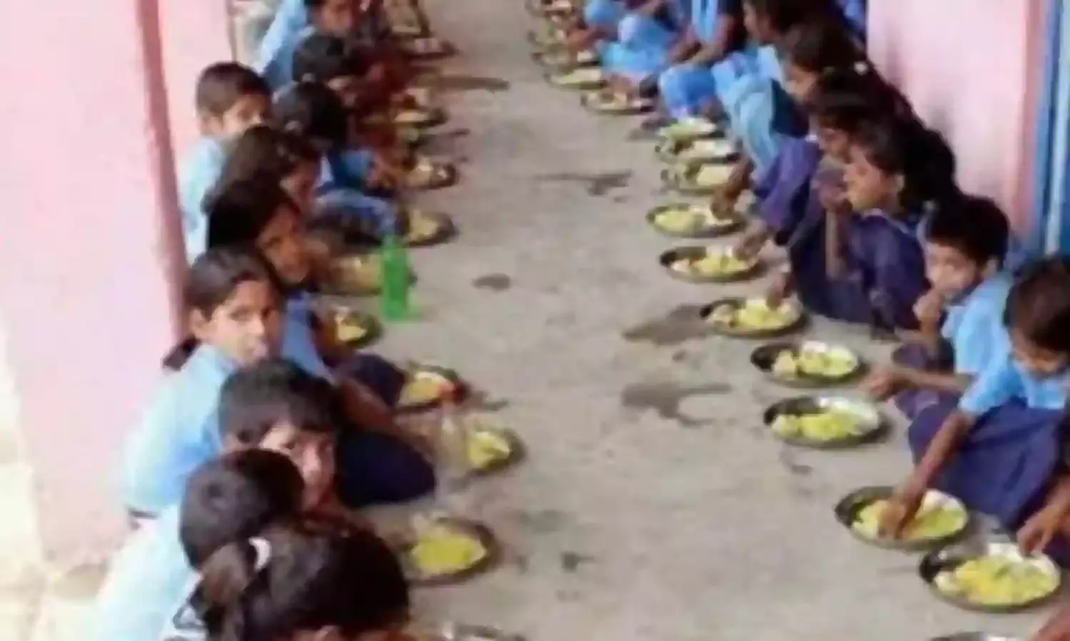मध्याह्न भोजन खाने से 50 बच्चों की तबियत बिगड़ी, सभी की अस्पताल से छुट्टी