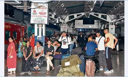 जबलपुर से दिल्ली जाने के लिए जनता हो रही परेशान