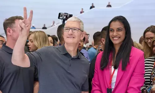 पीवी सिंधु ने टिम कुक से की मुलाकात, एप्पल सीईओ को दिया बैडमिंटन मैच का प्रस्ताव पीवी सिंधु ने टिम कुक से की मुलाकात, एप्पल सीईओ को दिया बैडमिंटन मैच का प्रस्ताव