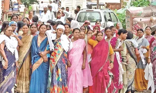 शराबबंदी के लिए महिलाएं पहुंची थाने