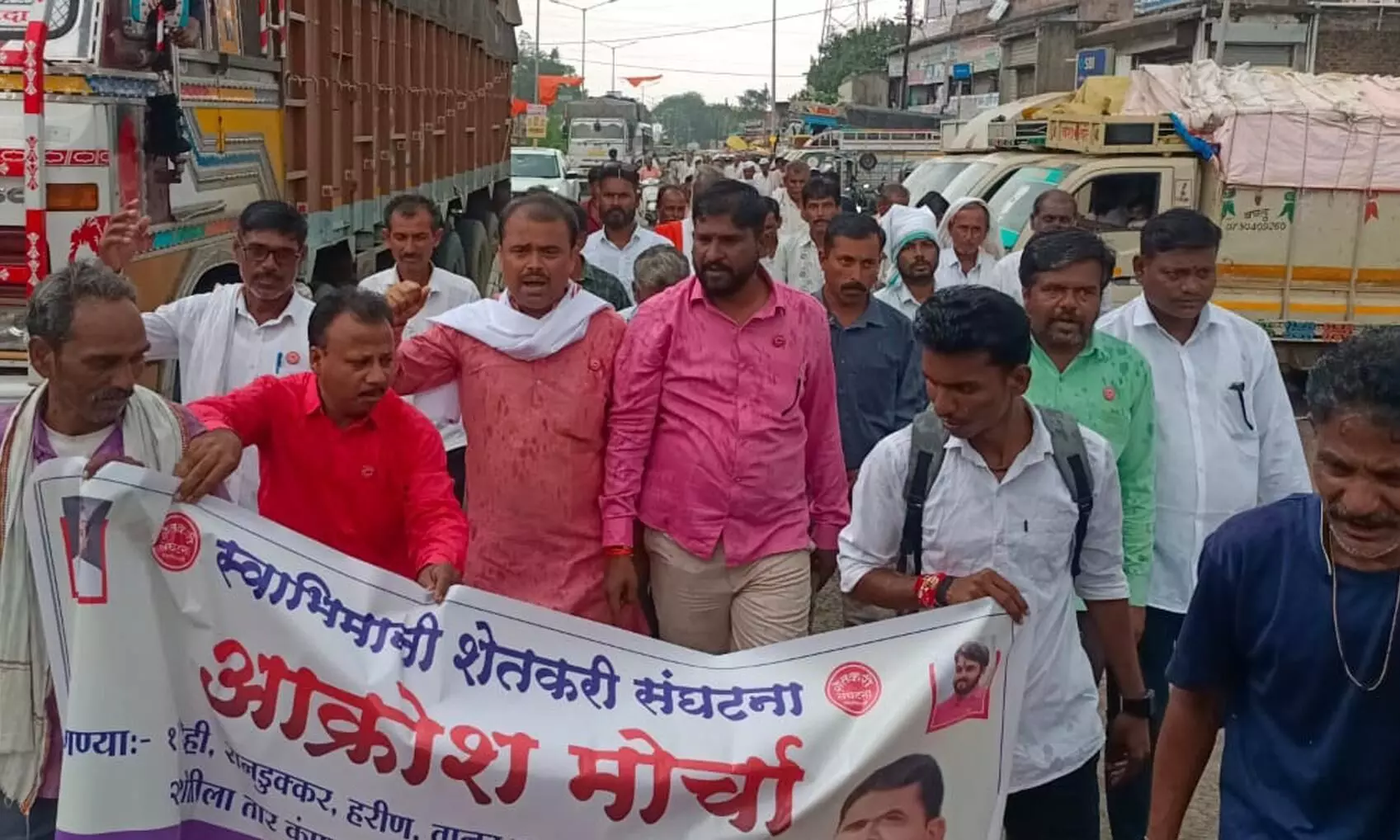 किसानों के लिए सड़क पर उतरा स्वाभिमानी किसान संगठन किसानों के लिए सड़क पर उतरा स्वाभिमानी किसान संगठन