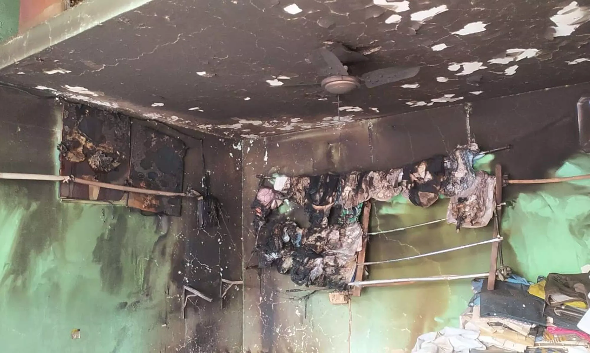 शॉर्टसर्किट से टेलर की दुकान जलकर खाक शॉर्टसर्किट से टेलर की दुकान जलकर खाक