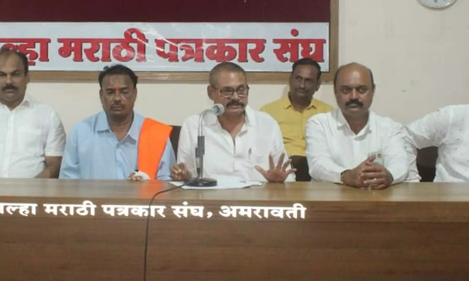 विधायक राणा और शिवसेना (उद्धव गुट) में विवाद, 4 के खिलाफ मामला दर्ज विधायक राणा और शिवसेना (उद्धव गुट) में विवाद, 4 के खिलाफ मामला दर्ज