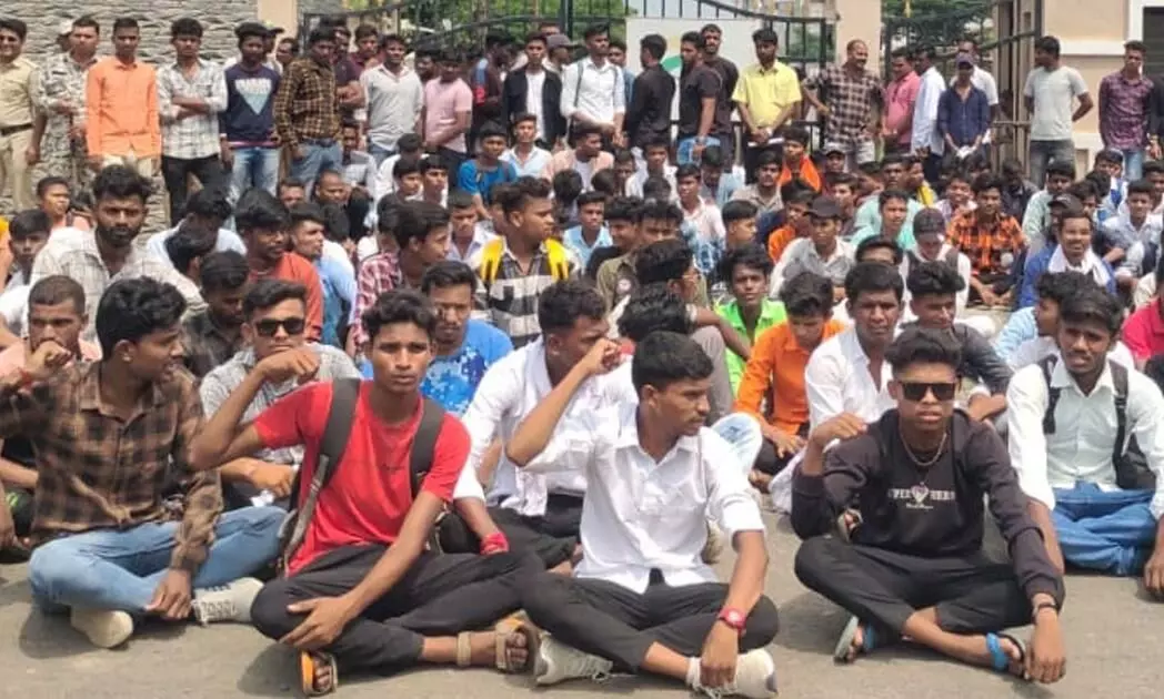 छात्रावास के विद्यार्थियों ने आदिवासी अपर आयुक्त कार्यालय पर किया आंदोलन छात्रावास के विद्यार्थियों ने आदिवासी अपर आयुक्त कार्यालय पर किया आंदोलन