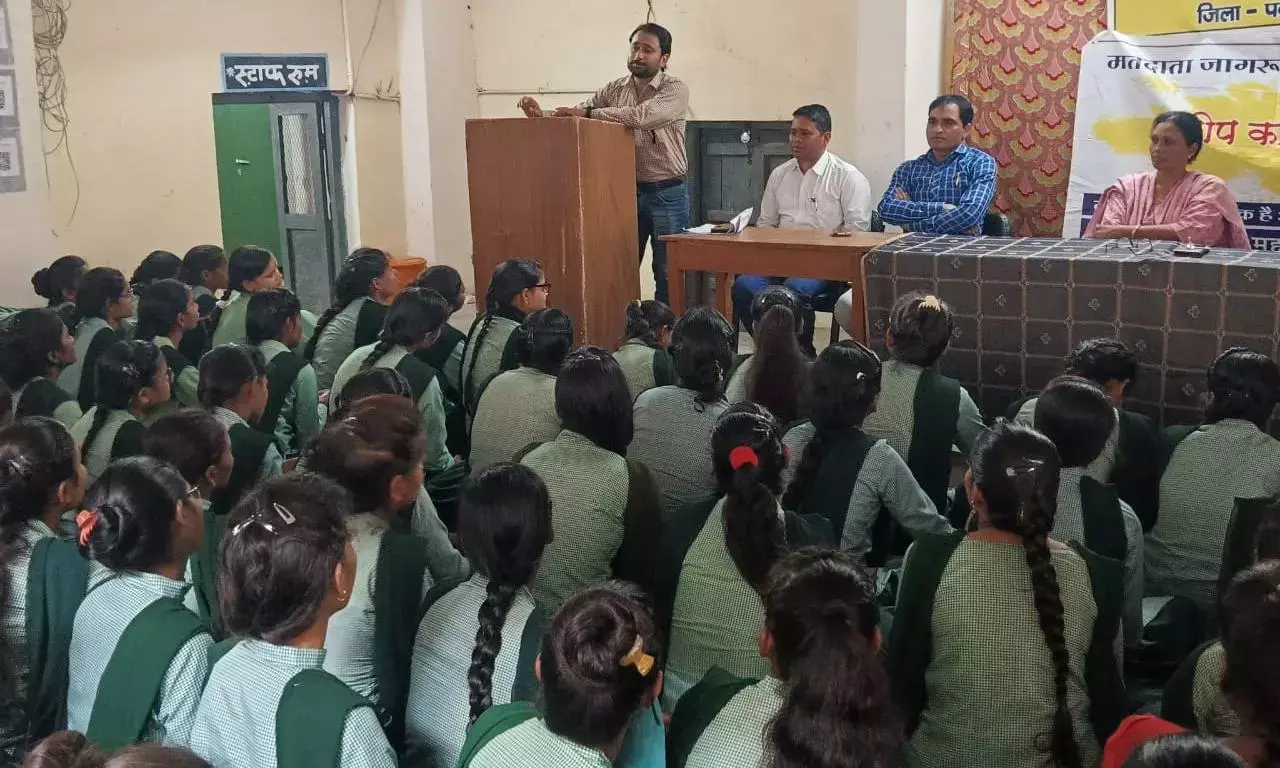 मतदान की प्रासांगिकता पर कन्या महाविद्यालय में आयोजित हुई संगोष्ठी