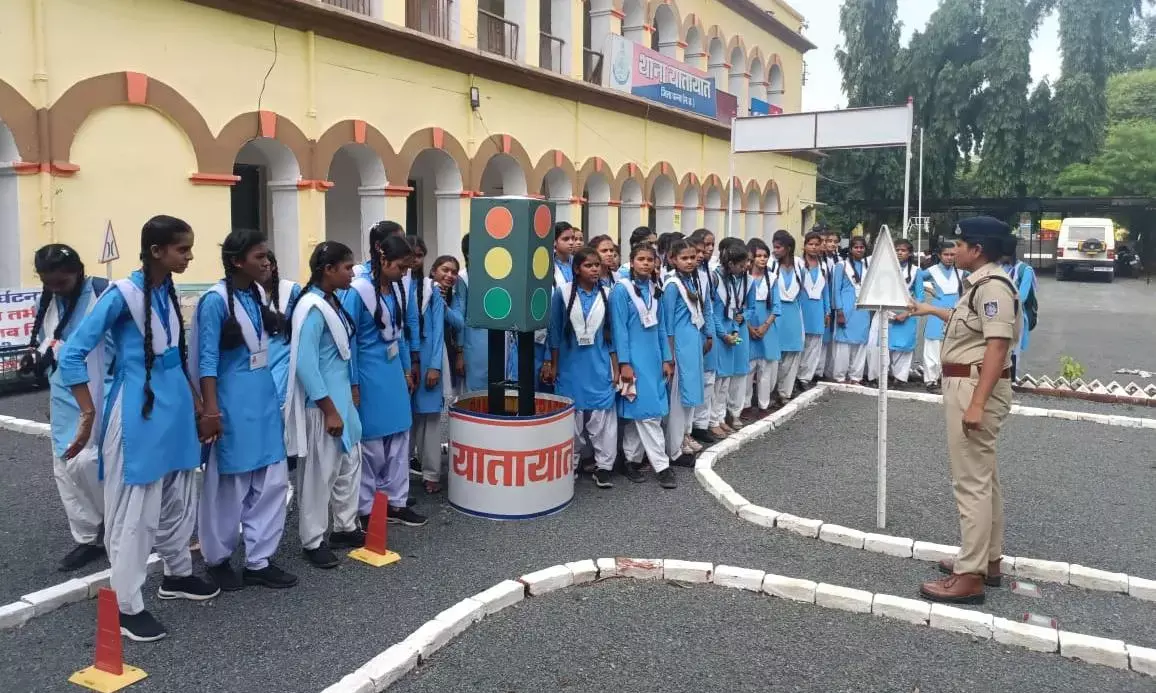 छात्राओं ने जाकर देखा ट्राफिक सिग्नल पार्क, यातायात नियमों की दी जानकारी