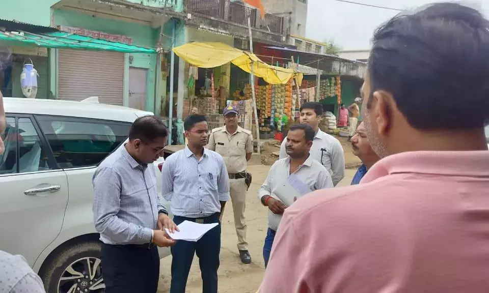 सलेहा में जनसेवा अभियान का कलेक्टर ने किया निरीक्षण