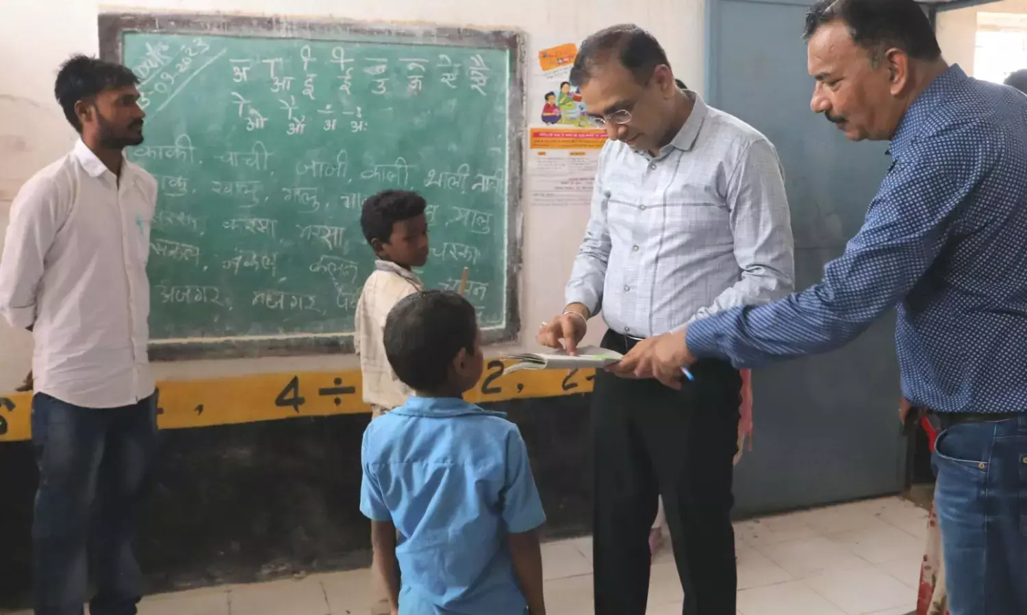 कलेक्टर ने दूरस्थ ग्रामों का किया भ्रमण, शासकीय योजनाओं के क्रियान्वयन का लिया जायजा