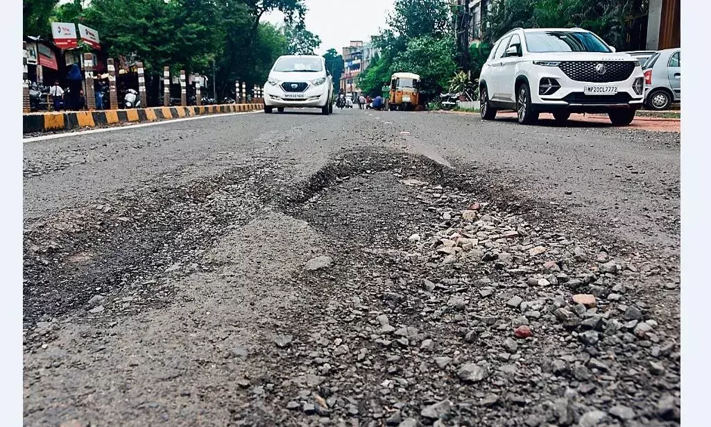 शहर की प्राइम लोकेशन पर बिगड़े हालात, परेशान हो रहे लोग