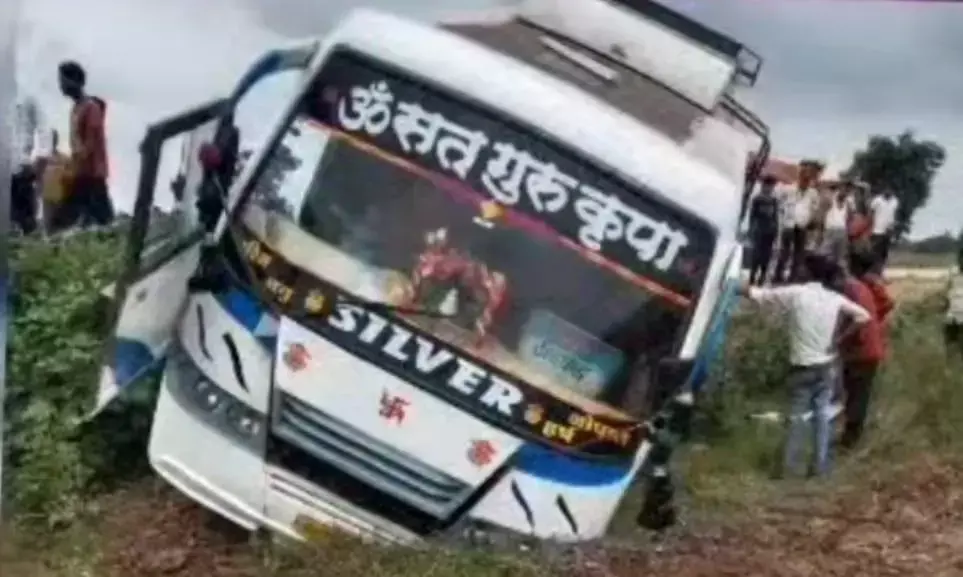 अनियंत्रित होकर सडक़ के नीचे खाई में गिरी यात्री बस