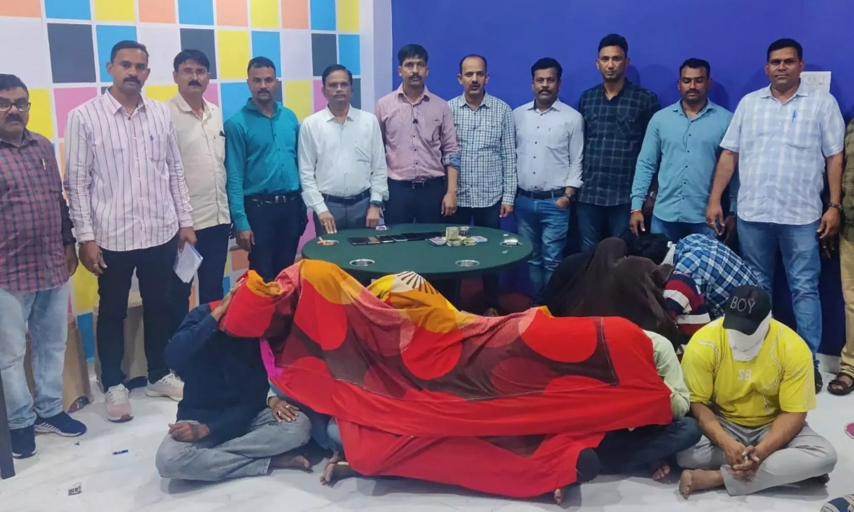 फिटनेस सेंटर के ऊपर चल रहे हाई प्रोफाइल जुआ अड्डे पर छापा फिटनेस सेंटर के ऊपर चल रहे हाई प्रोफाइल जुआ अड्डे पर छापा