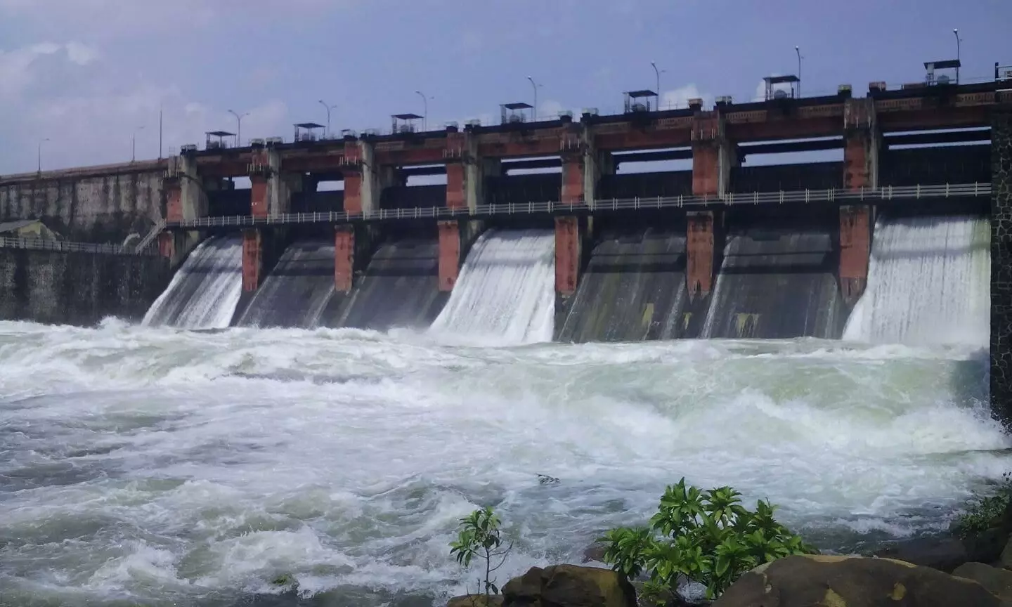 इरई बांध के तीन गेट आधा मीटर से खोले इरई बांध के तीन गेट आधा मीटर से खोले