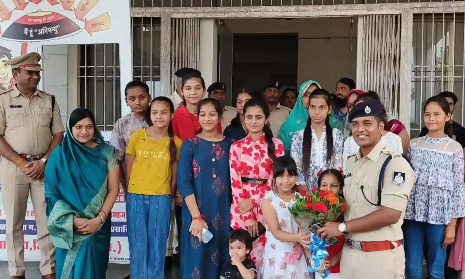 रैपुरा पहुंचे पुलिस अधीक्षक, चुनावी तैयारियों व सुरक्षा व्यवस्था का लिया जायजा